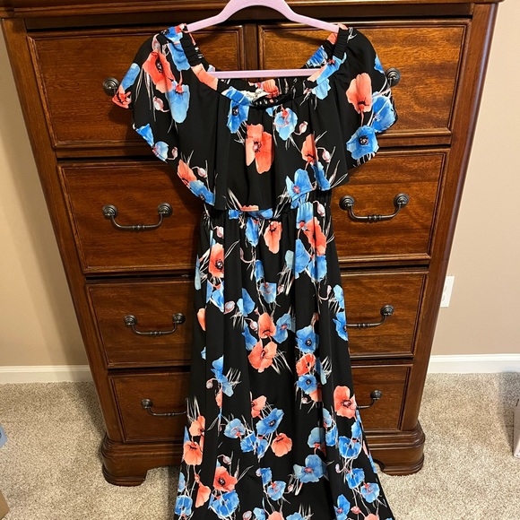 Pink Lily Dresses & Skirts - Black and floral maxi